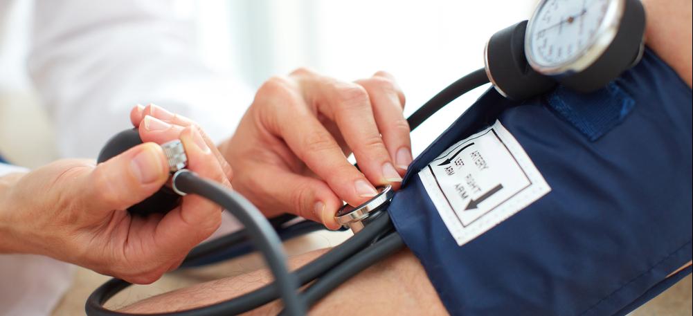 Vårdpersonal mäter blodtrycket