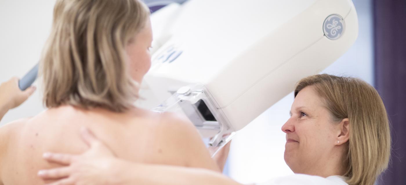 Sjukskötare assisterar patient vid mammografi
