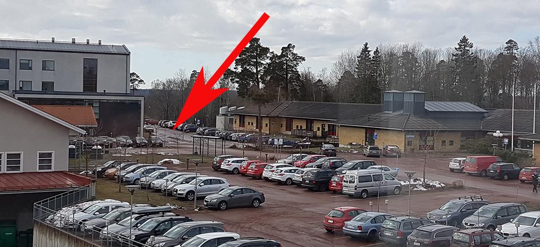 Pil som visar var corona-drive-in-provtagningen är vid B-huset