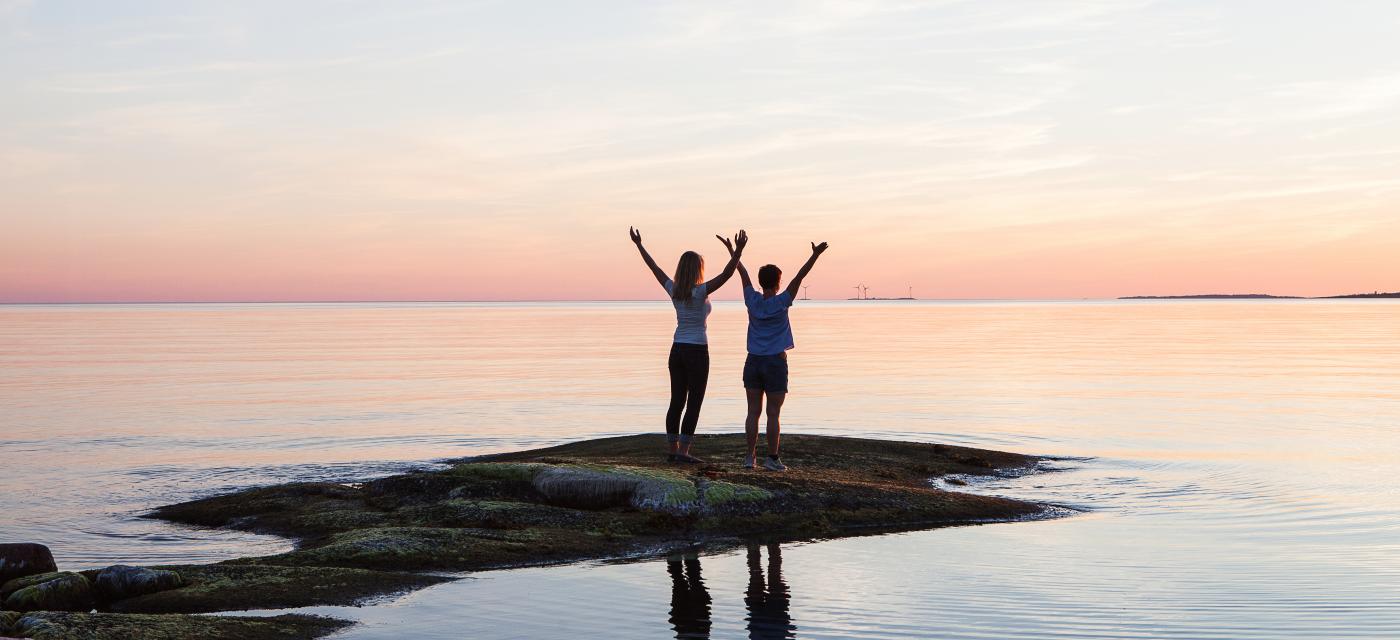 Människor i solnedgången. Fotograf Tiina Tahvanainen