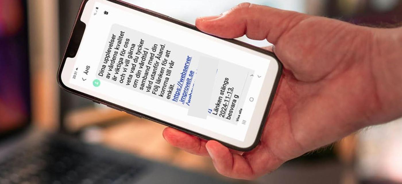 hand med telefon med synligt sms