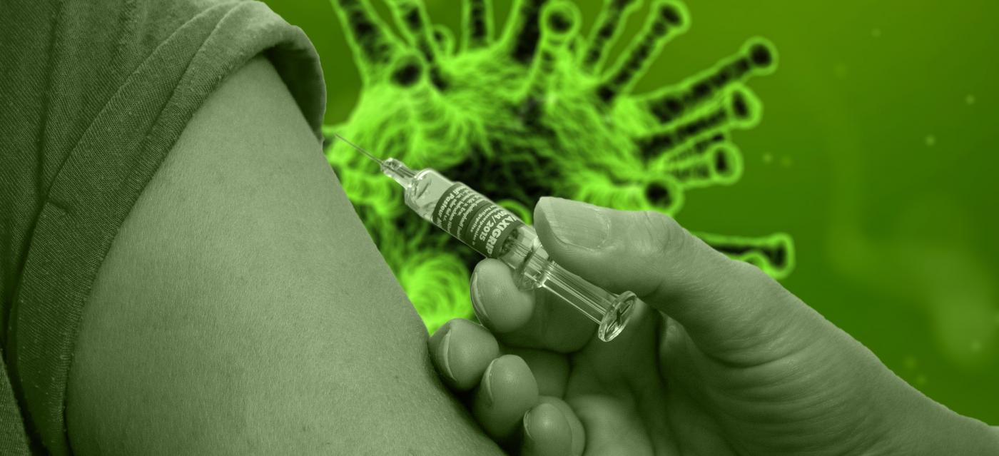 Grön vaccinationsbild - detaljbild av axel och spruta och coronavirus i bakgrunden.
