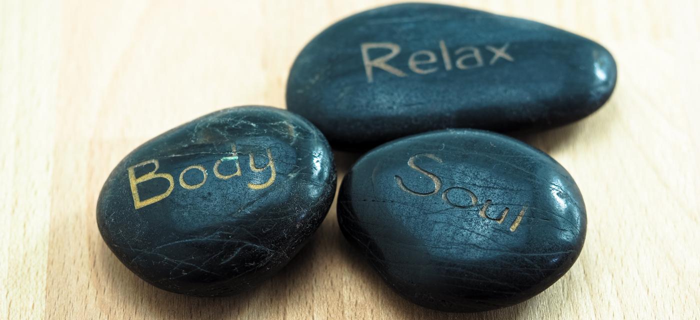 Bild på tre svarta stenar med texten Body, Soul respektive Relax