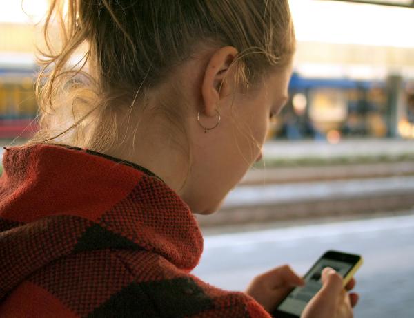 kvinna som läser sms
