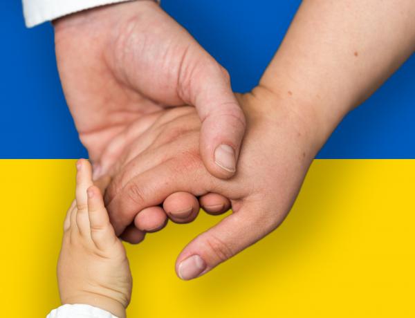 Händer i olika åldrar med Ukrainas flagga i bakgrunden
