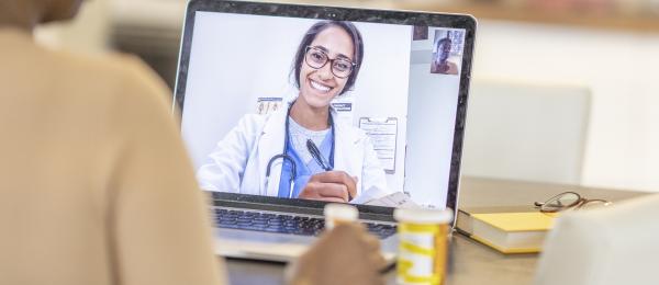Patient som träffar sin läkare via videobesök